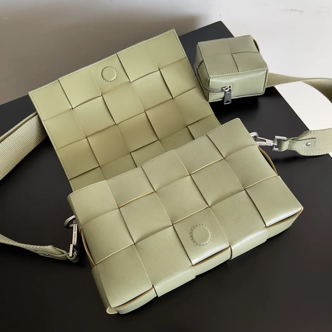 Batch 2120 bv two-in-one cassette bag has a more casual and casual cool. The leather is stiff and has a slight leather luster. Different colors are available. 🙈 The crossbody bag that handsome guys love to carry when going out is super handsome. It is fashionable and fashionable~ The capacity is very sufficient for daily commuting. The small bag can hold headphones. One bag is multi-purpose! ! Style number: 741777 Size: 26*16*6.5cm